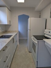 1860 Crescent Rd in Victoria, BC - Building Photo - Building Photo