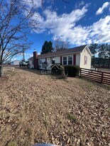 1244 Mountain View Rd in Fredericksburg, VA - Building Photo