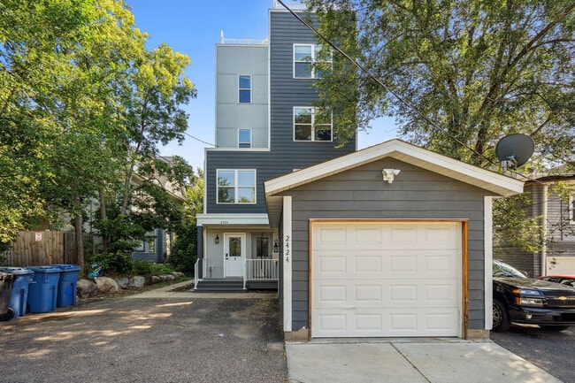 2424 Lyndale Ave S in Minneapolis, MN - Building Photo - Building Photo