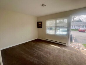 195 Newcastle Ct in Ridge, NY - Building Photo - Building Photo