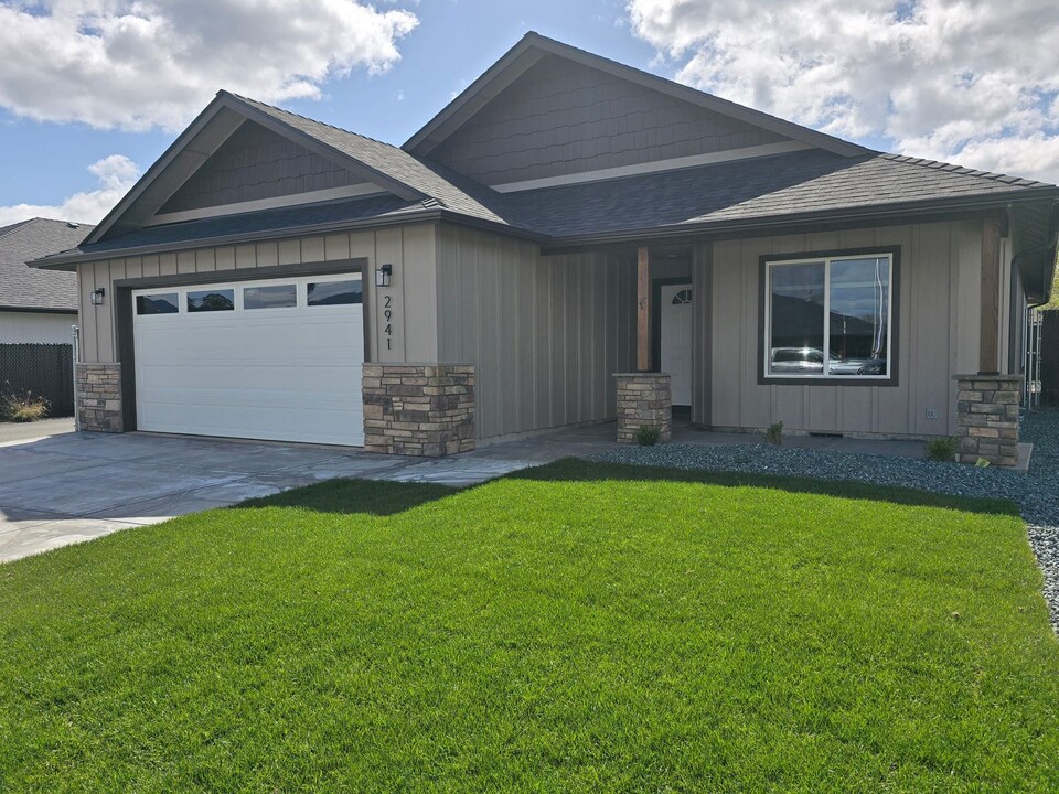 2941 Naples Dr in Grants Pass, OR - Building Photo