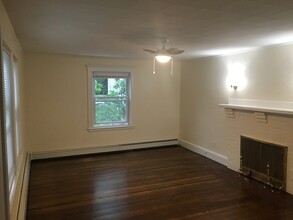 8 Eliot Ave, Unit 3 BED 1.5 Bath in Chestnut Hill, MA - Foto de edificio - Building Photo