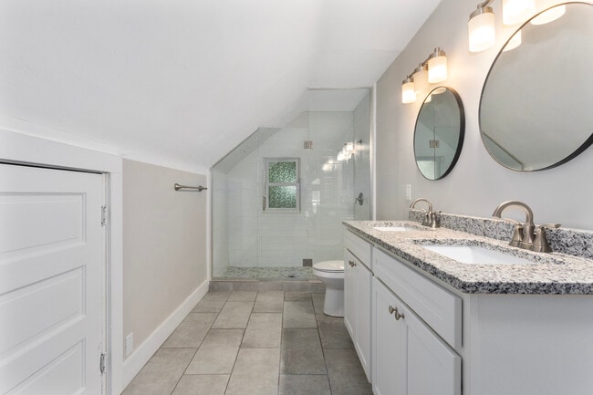 property at 915 E 29th St
