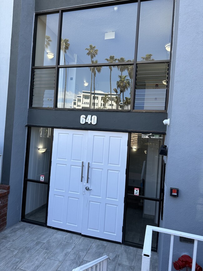 640 The Village, Unit 101 in Redondo Beach, CA - Foto de edificio - Building Photo