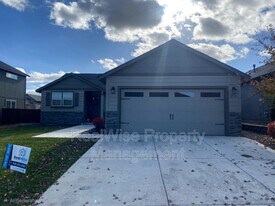 2534 NW Hemlock Wy in Redmond, OR - Building Photo