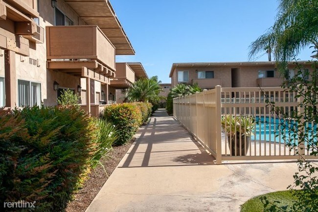 16251 Woodruff Ave in Bellflower, CA - Foto de edificio - Building Photo