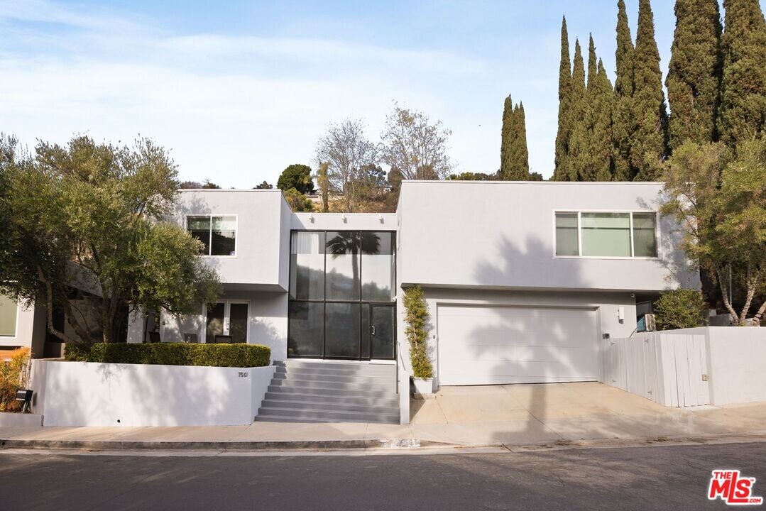 7561 Devista Dr in Los Angeles, CA - Building Photo