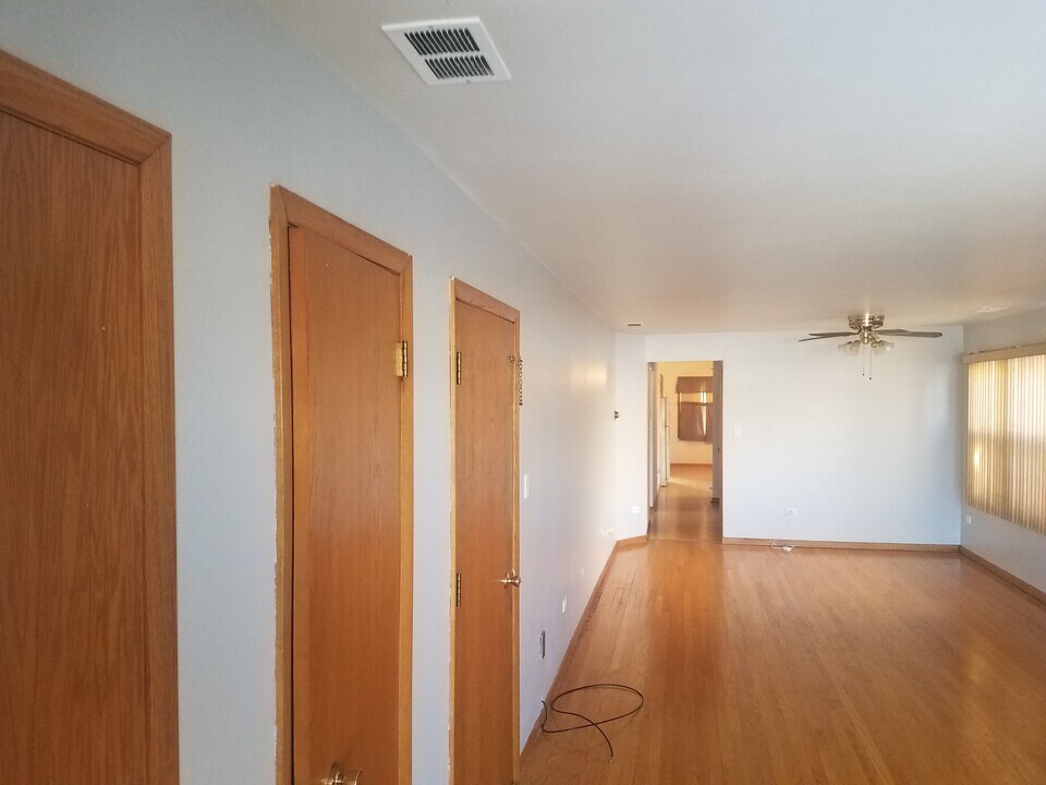 6042 S Kolmar Ave, Unit 2 in Chicago, IL - Foto de edificio