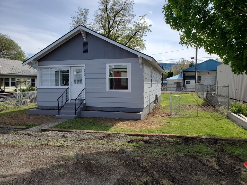 2212 Jefferson Ave in La Grande, OR - Building Photo