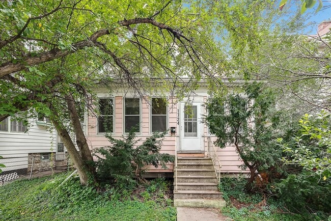 property at 1724 Como Ave SE