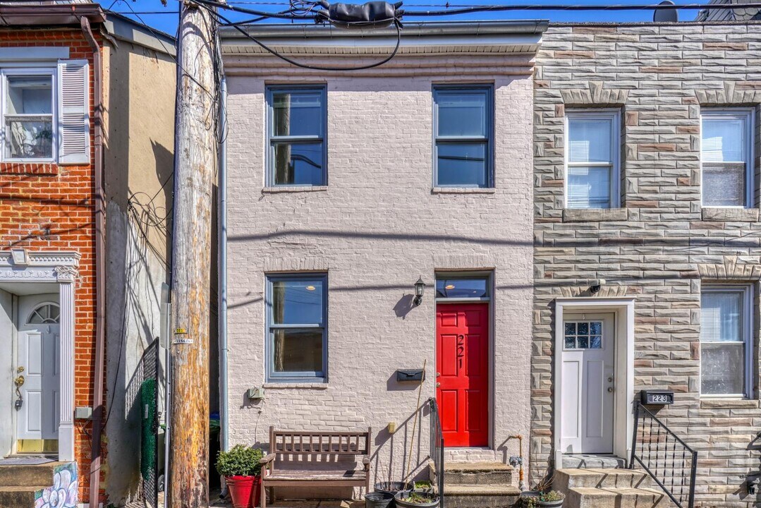 221 S Durham St in Baltimore, MD - Building Photo