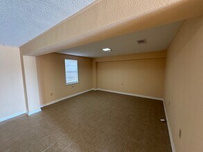 300 Ling St in Hitchcock, TX - Building Photo - Building Photo