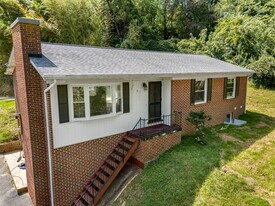 911 Nellies Cave Rd in Blacksburg, VA - Building Photo