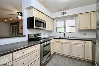 32 Pine Hollow Ct in Jefferson, NJ - Building Photo - Building Photo