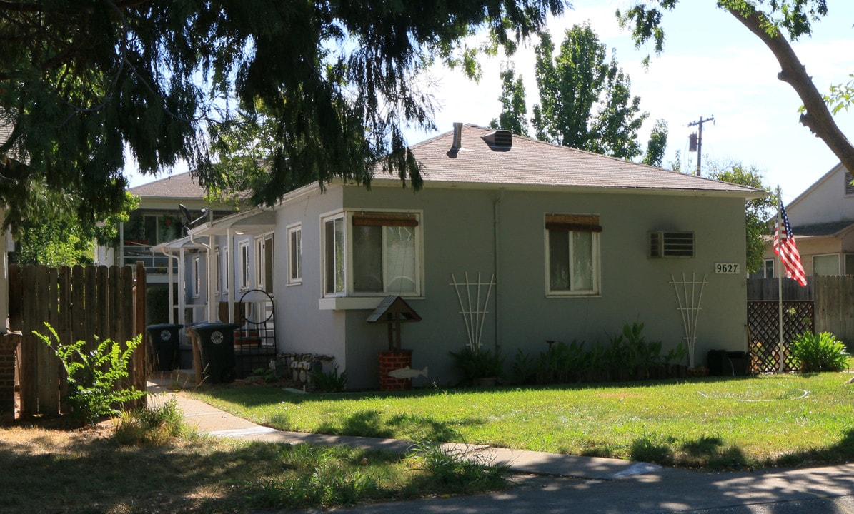 9627 Adams St in Elk Grove, CA - Foto de edificio