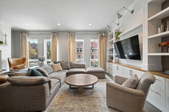 232 E 18th St in Chicago, IL - Building Photo - Building Photo