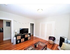 37 Foster St, Unit 3 in Boston, MA - Foto de edificio - Building Photo