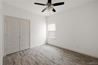 428 Frio Ln, Unit 2 in Alamo, TX - Foto de edificio - Building Photo