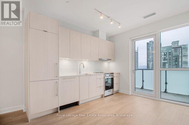 4130 Parkside Village Dr in Mississauga, ON - Building Photo - Building Photo