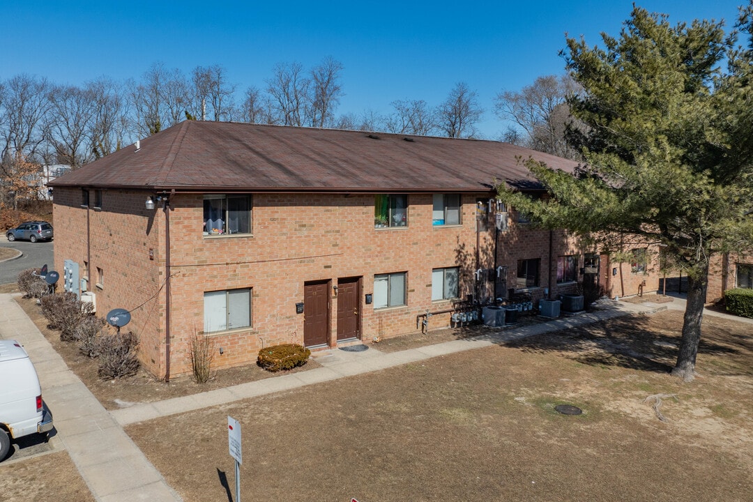 East Newbrook Gardens in Brentwood, NY - Building Photo