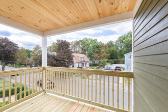 215 Arlington St, Unit 1 in Medford, MA - Foto de edificio - Building Photo