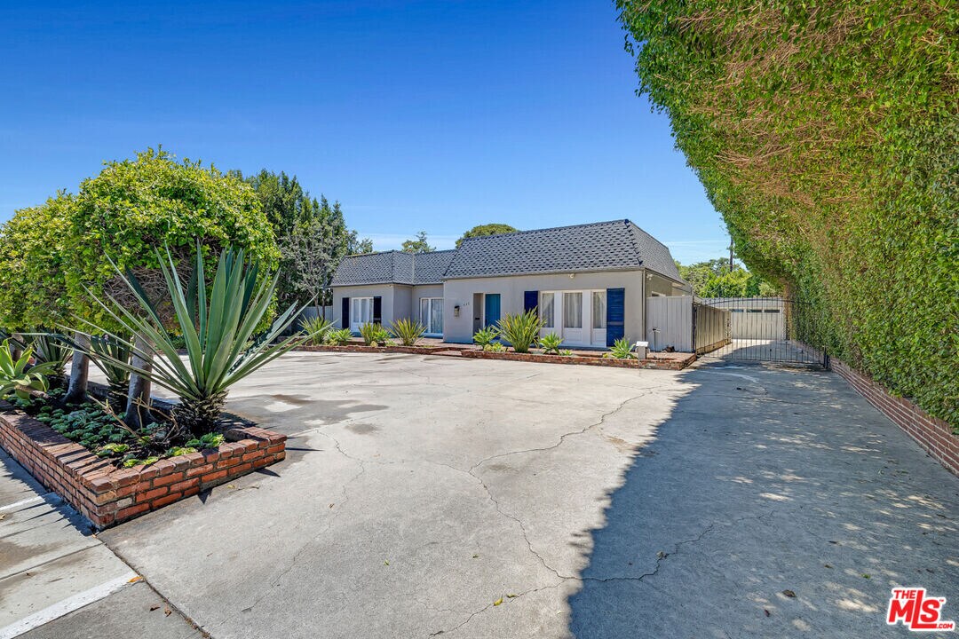621 N Bedford Dr in Beverly Hills, CA - Building Photo