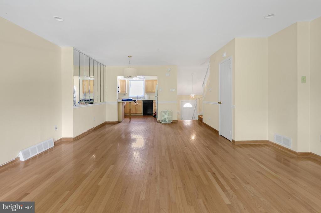 6736 Emlen St in Philadelphia, PA - Building Photo