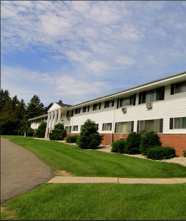 Grafton Manor in Grafton, WI - Foto de edificio