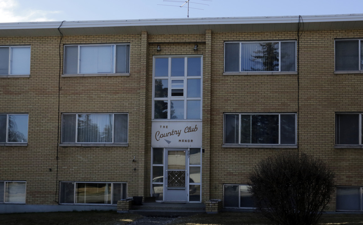 The Country Club Manor in Calgary, AB - Building Photo