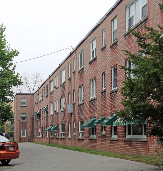 Burbank Place Apartments in Hamilton, ON - Building Photo - Building Photo