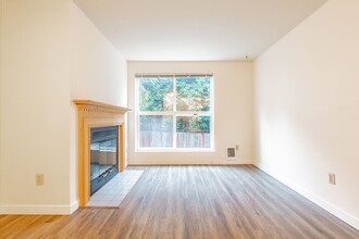 Francis Ave Apartments in Seattle, WA - Building Photo - Interior Photo