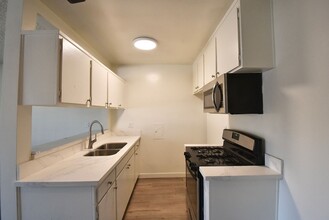12255 Burbank Blvd, Unit 222 in Los Angeles, CA - Foto de edificio - Building Photo