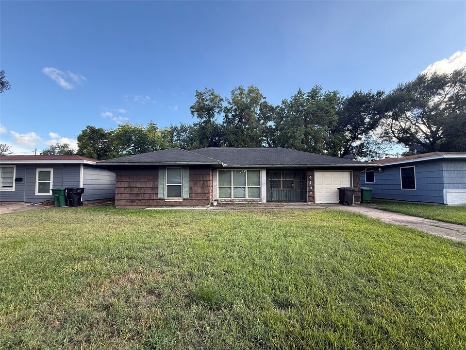 6302 Thrush Dr in Houston, TX - Building Photo