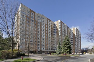 Lakewood by the Park in Mississauga, ON - Building Photo