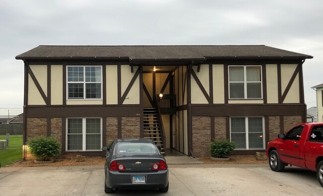 1213 W Mack Ave, Unit Apartment C in Marion, IL - Building Photo - Building Photo