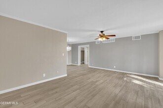 350 Thunderbird Dr, Unit 55 in El Paso, TX - Building Photo - Building Photo