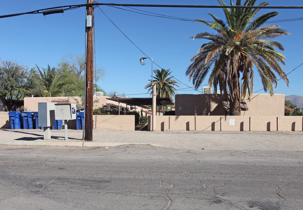 Delano Court in Tucson, AZ - Building Photo