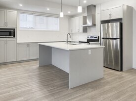 679 SouthPoint Heath SW in Airdrie, AB - Building Photo