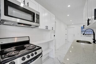 MAYO GARDENS in Hollywood, FL - Building Photo