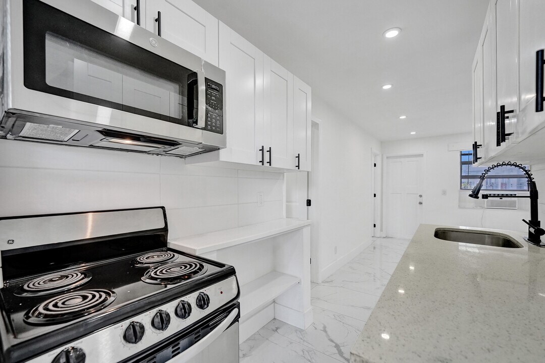 MAYO GARDENS in Hollywood, FL - Foto de edificio