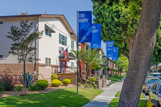 Lakewood Manor Apartment Homes in Lakewood, CA - Building Photo - Building Photo