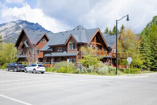 203 Muskrat St in Banff, AB - Building Photo