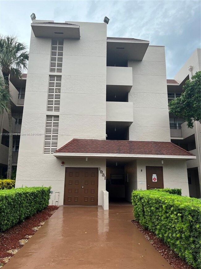 1931 Sabal Palm Dr in Davie, FL - Building Photo - Building Photo