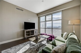 150 Las Vegas Blvd N, Unit 1811 in Las Vegas, NV - Foto de edificio - Building Photo