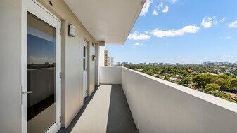 2200 NE 33rd Ave in Fort Lauderdale, FL - Building Photo