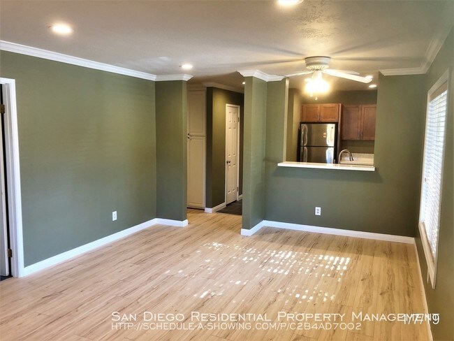 7535 Charmant Dr-Unit -#207 in San Diego, CA - Foto de edificio - Building Photo