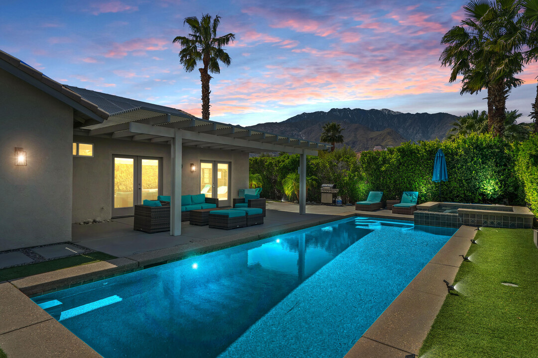 1502 Amelia Way in Palm Springs, CA - Foto de edificio
