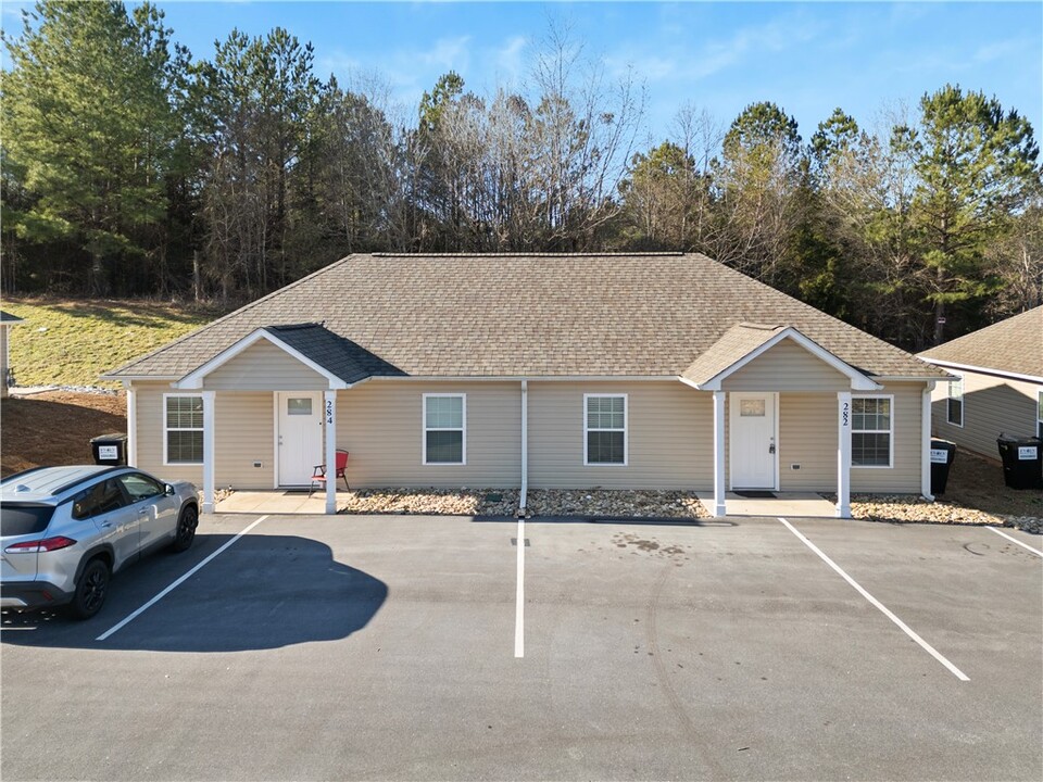 294 W Reedy Fork Rd in Seneca, SC - Foto de edificio
