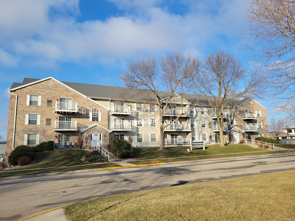 210 Omalley St in Waunakee, WI - Foto de edificio