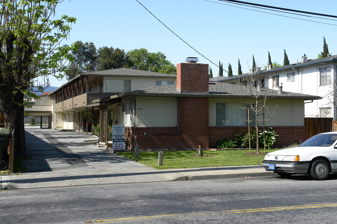 1742 Kentfield Ave in Redwood City, CA - Building Photo